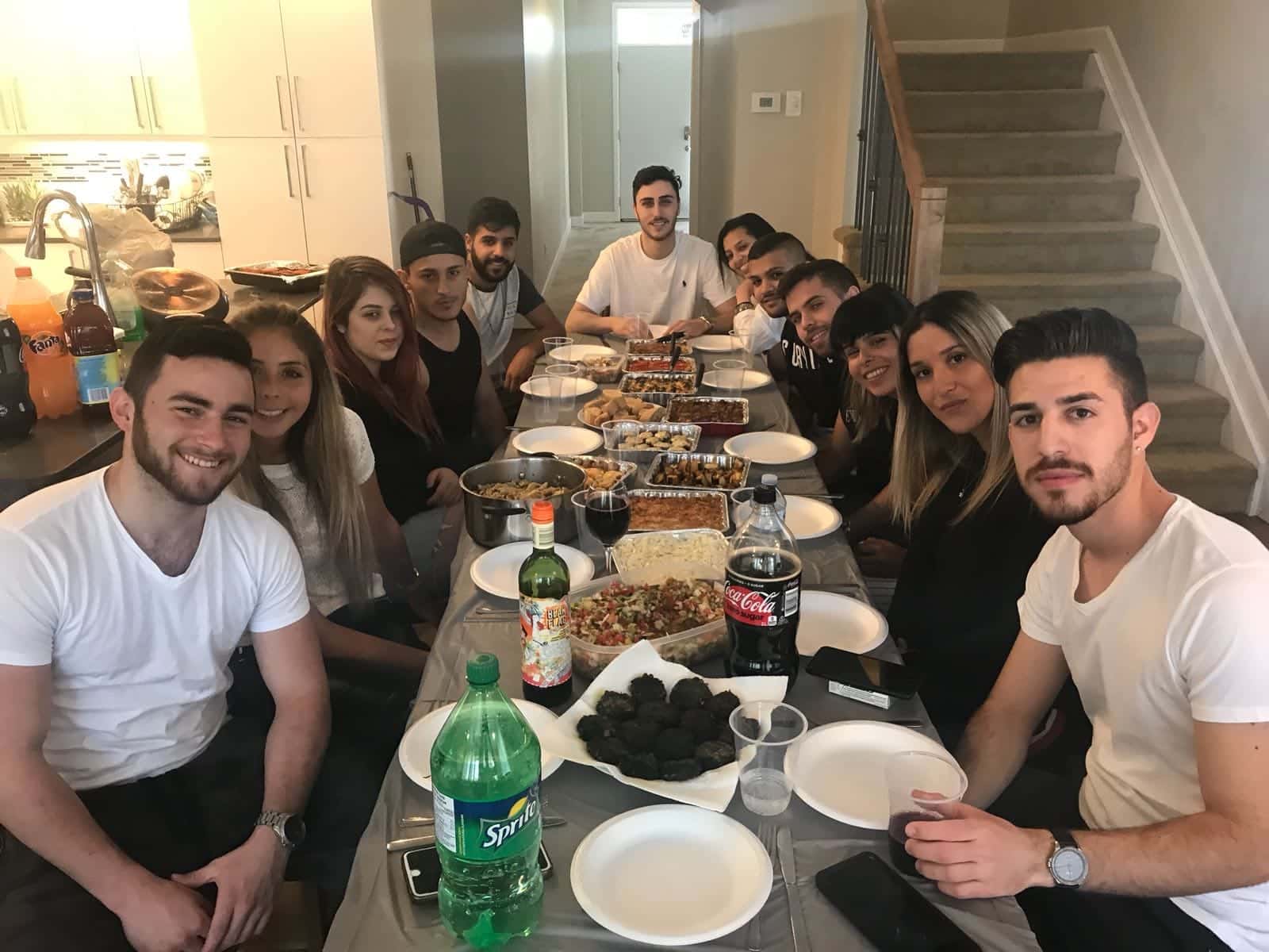 ארוחה משותפת של צוות עובדים בחו״ל